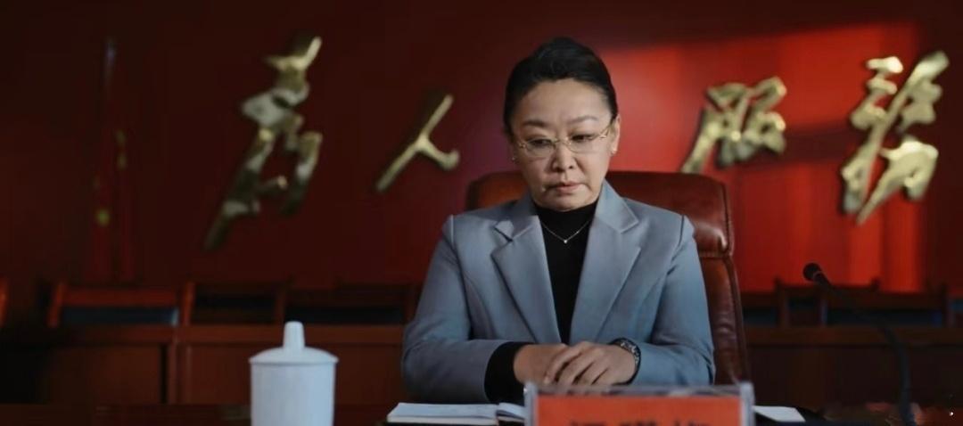 《生命树》真是没一个废镜头。 图一，为人服务，不为民，图二，不忠、不为、不洁，但