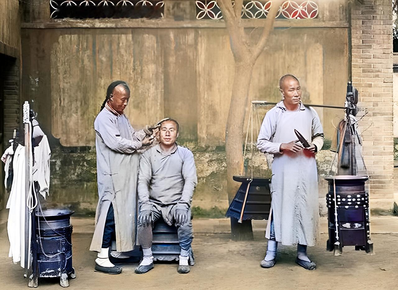 【去理发店紧张的原因找到了】
刀子在你眼前头上晃动，你怕不怕。
传说因为杀人如剃