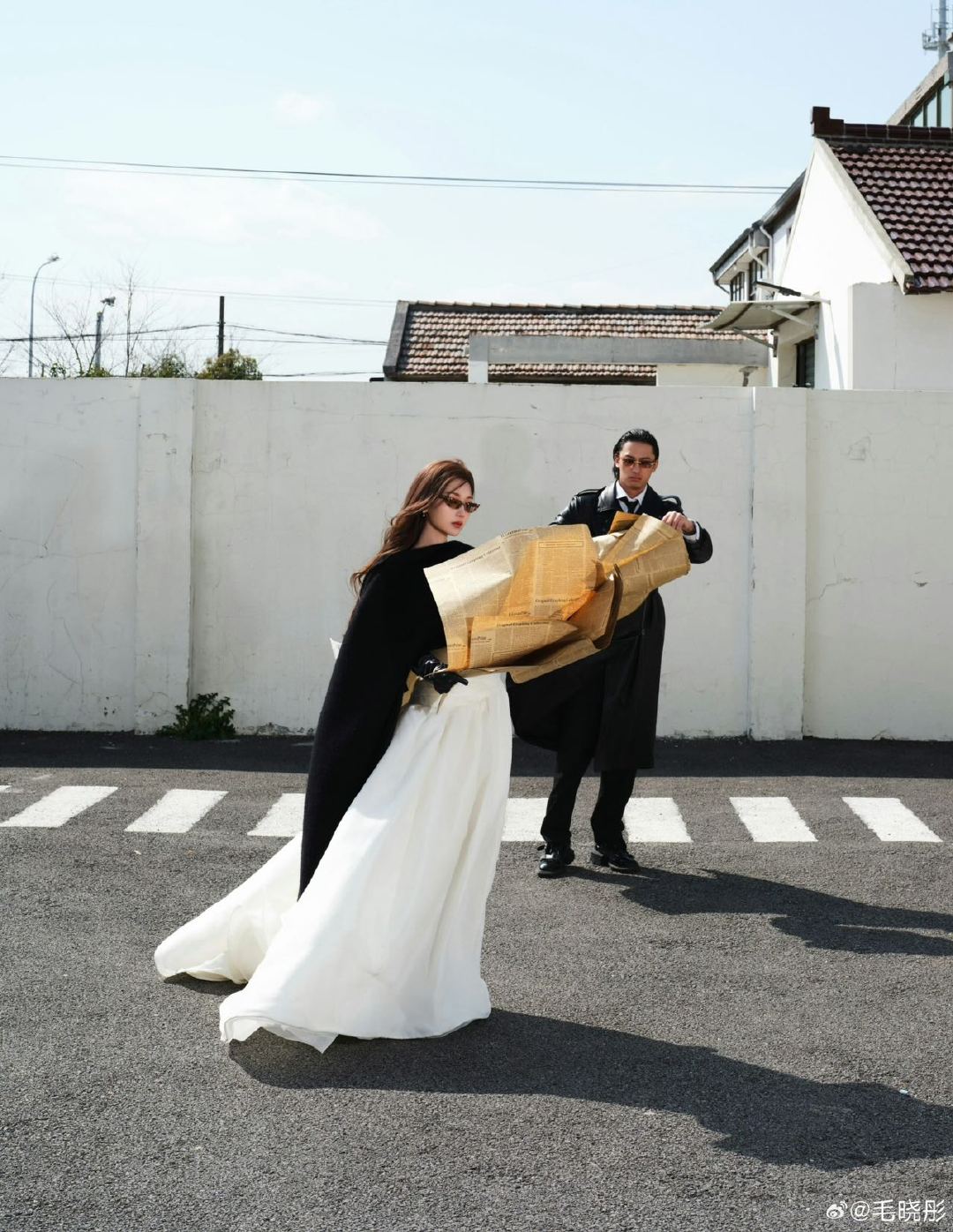 毛晓彤抹胸白裙毛晓彤的抹胸白裙造型太有故事感！仿佛是逃离喧嚣奔赴自由的白玫瑰，裙