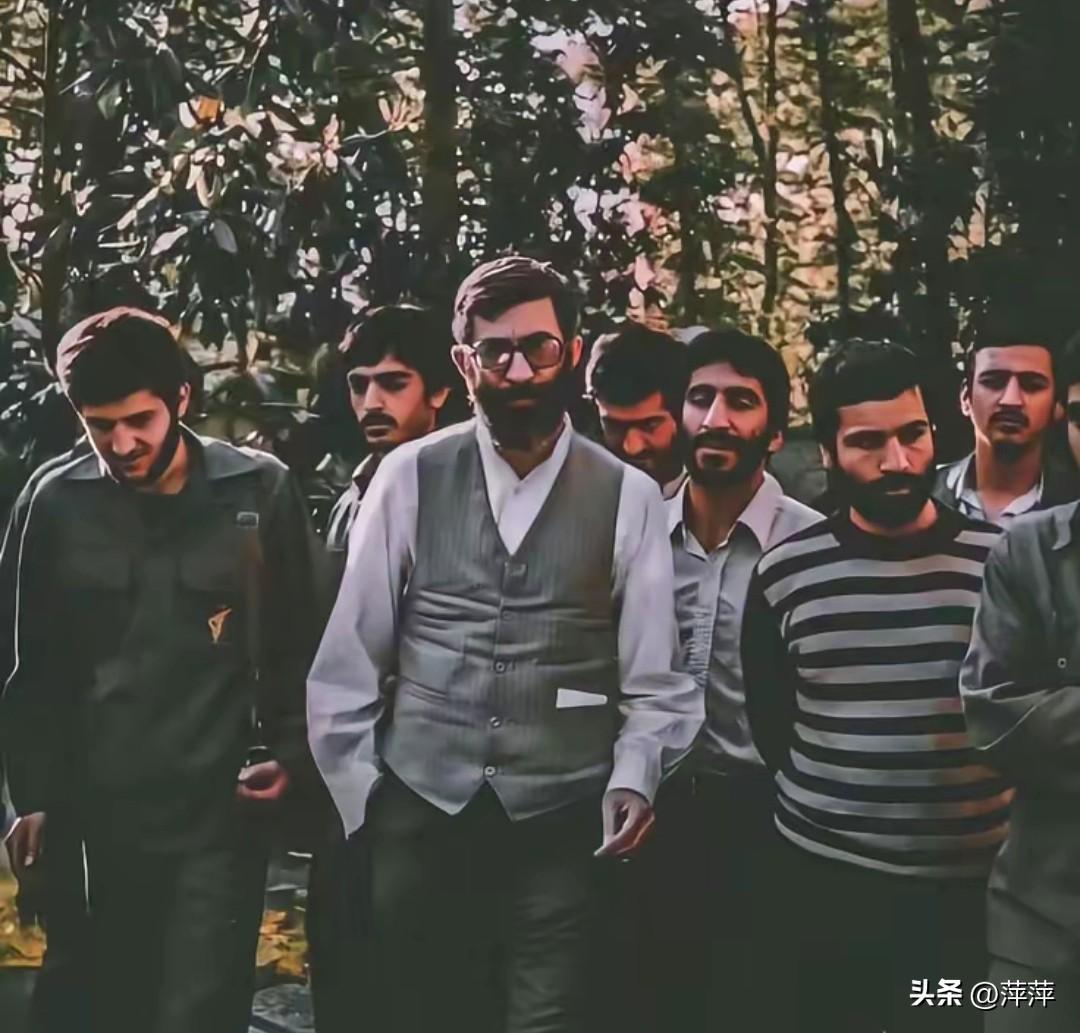 这张照片定格了哈梅内伊年轻时的身影，他身着白衬衫与灰色马甲，在一众追随者的簇拥下