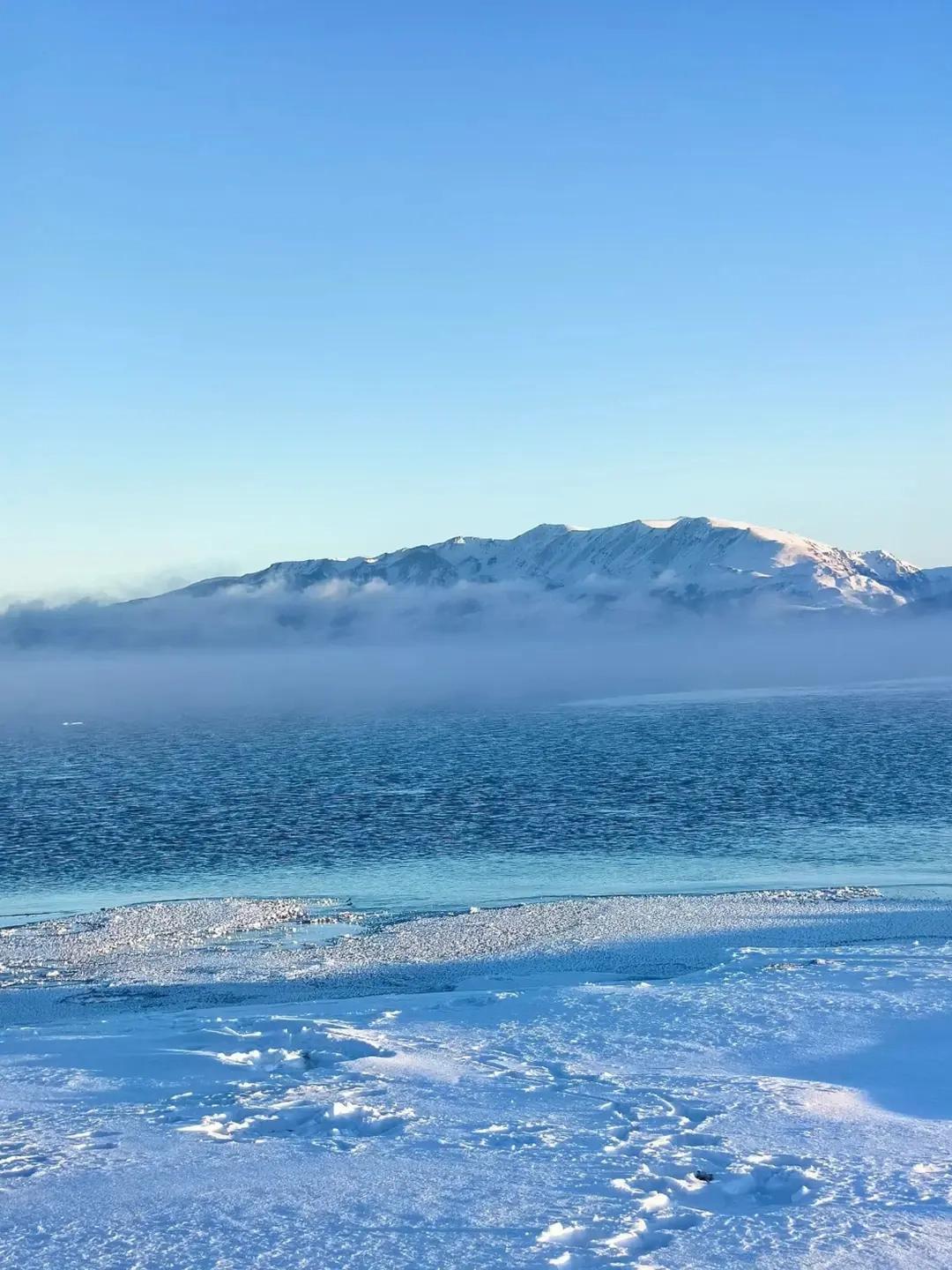 冬日赛里木湖，北疆的冰雪童话
在北疆的冬日画卷中，赛里木湖如同一颗璀璨的明珠，镶