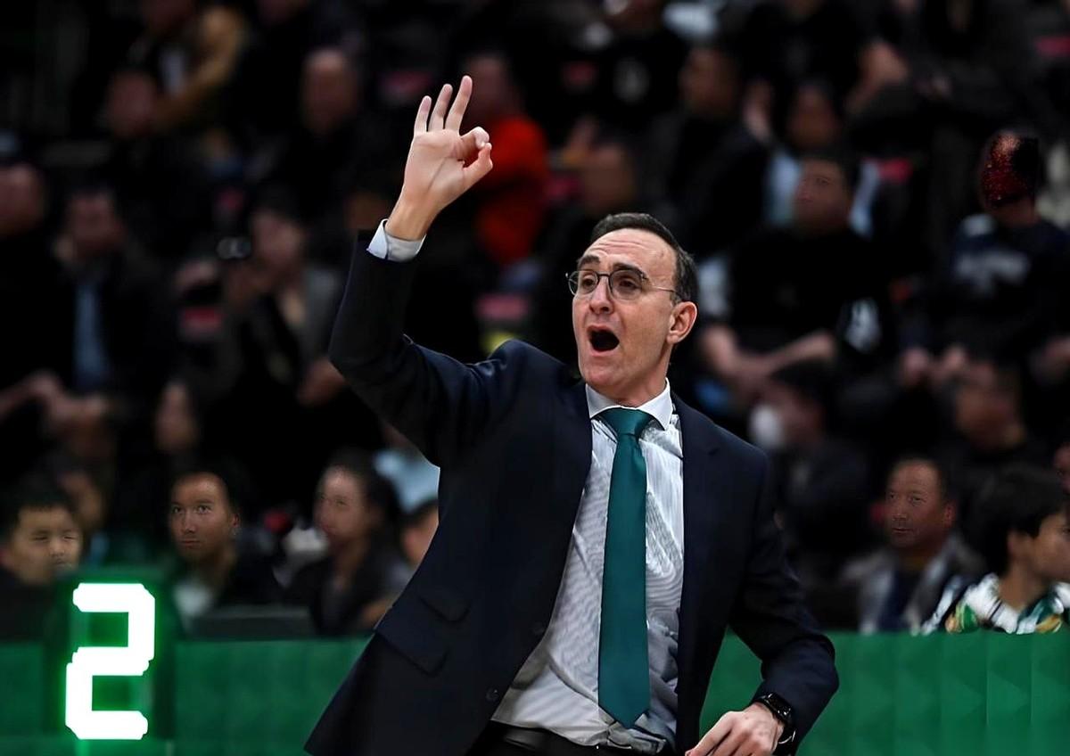 终场哨响。
辽宁队112比103，赢了福建队，更衣室通道里已经传来提前庆祝的喊声