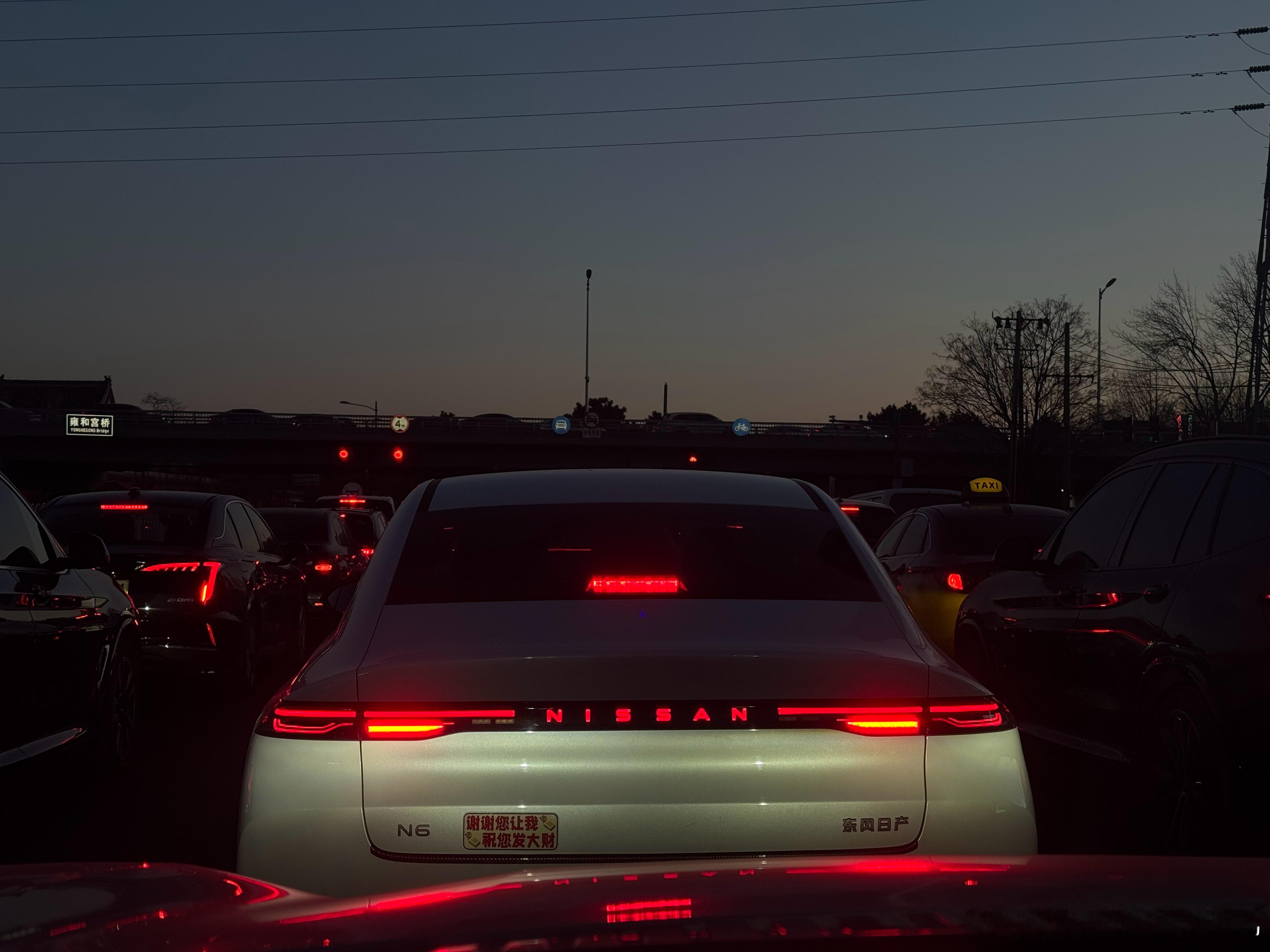 你别说你还真别说有时候这些小字真能给你点情绪价值还有就是 路上的日产N6越来越多