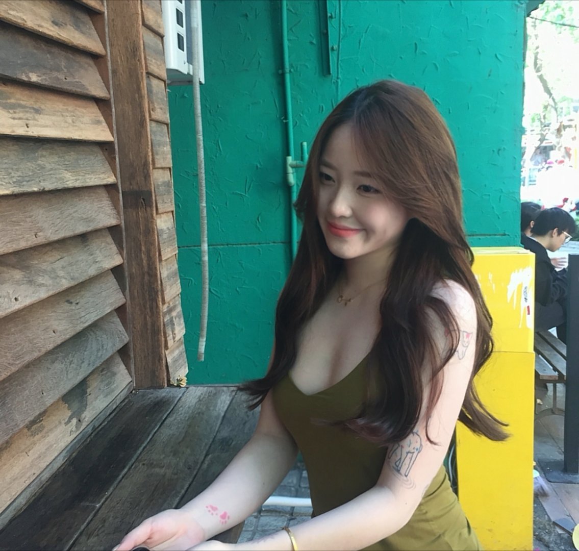 耳机里播放着电子止疼药 