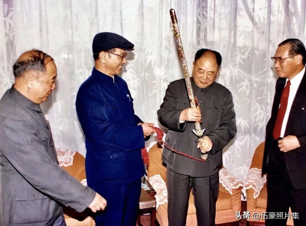 上世纪九十年代初，时任中国武术协会名誉会长的李徳生（右二）在欣赏中国传统工艺制作