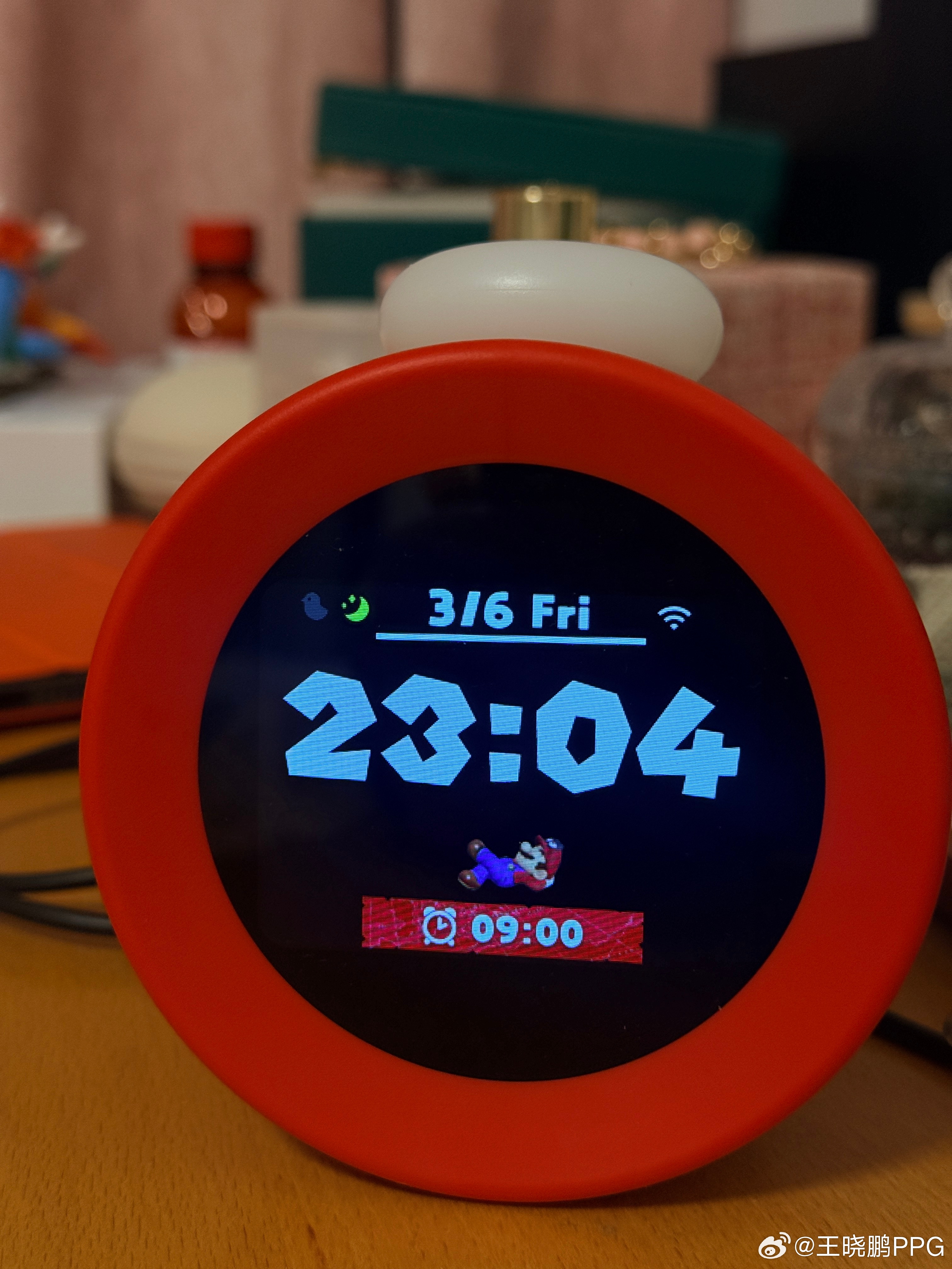 给小石榴大朋友送了一个任天堂闹钟作为开学礼物她蛮喜欢 
