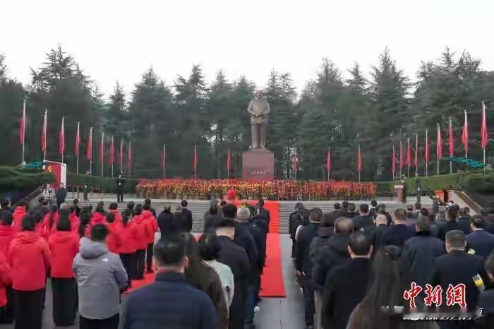 今天的韶山毛泽东广场，密密麻麻的人群从四面八方自发赶来，手里捧着鲜花，脸上带着崇