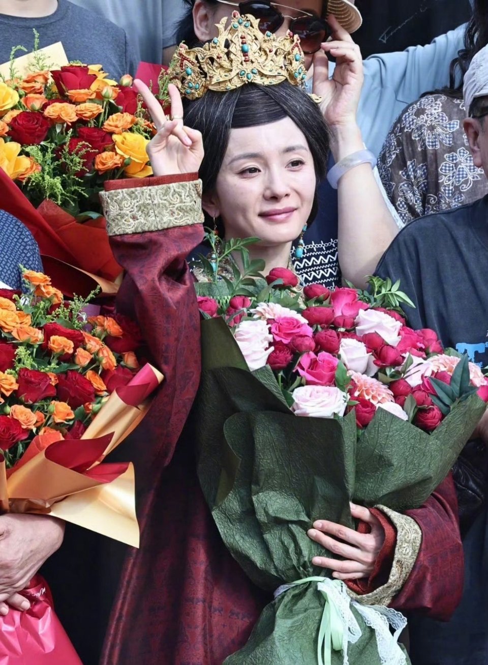 杨幂江山大同杀青路透来了，这是老年妆？好真实的妆容。 杨幂江山大同杀青照