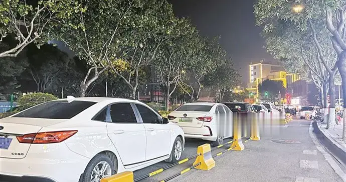 私家车“霸占”一侧道路 六车道硬生生变四车道