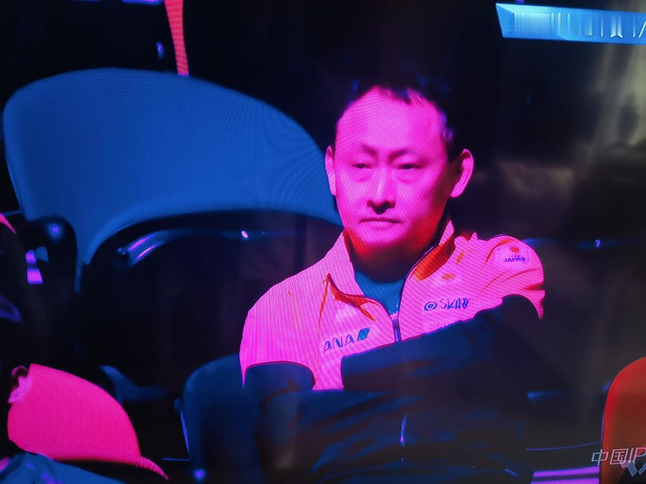 张本宇一脸轻松看儿子赢球
澳门冠军赛，1/4决赛
国乒选手周启豪对阵张本智和，一