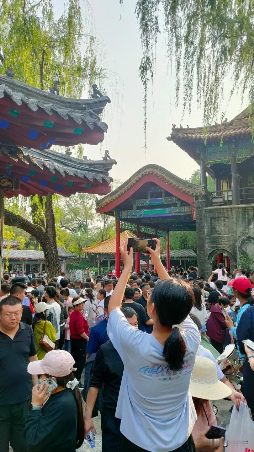 趵突泉，上学时候学过的一篇课文，今日身临其境，景色迷人，就是这人怎么也看不到泉的