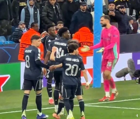 欧冠1/8决赛次回合比赛，维尼修斯梅开二度，皇马客场2-1击败曼城，两回合总比分