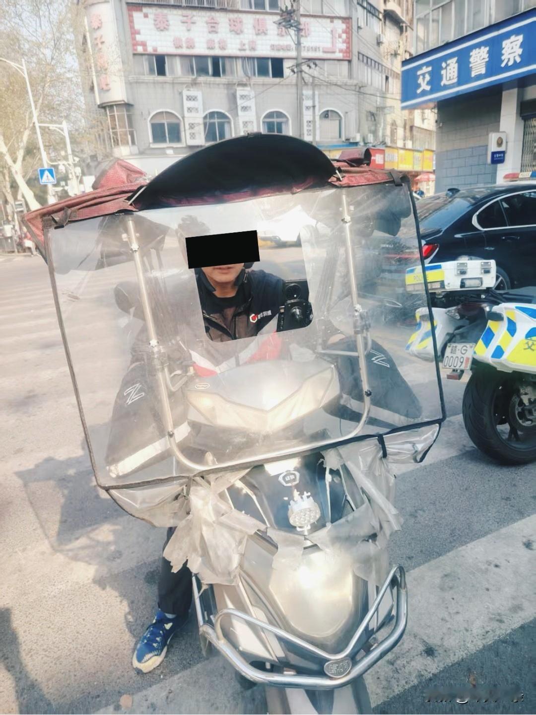 新国标并不能解决电动车骑行者闯红灯、逆行、抢道占道、乱停乱放问题，保障安全需要的