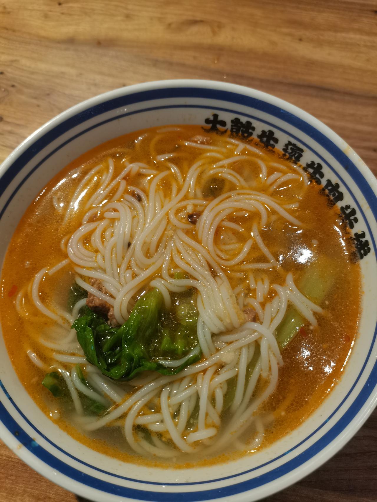 《七律～药酒解千愁》

心情久郁在其中，
熟睡安眠药罐穷；
气色徒伤显于外，
清