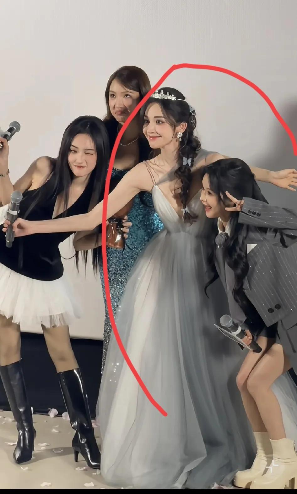 余茵和古力娜扎一出场，我有点惊讶。原来，余茵这么娇小的，她高跟鞋大概有10公分吧