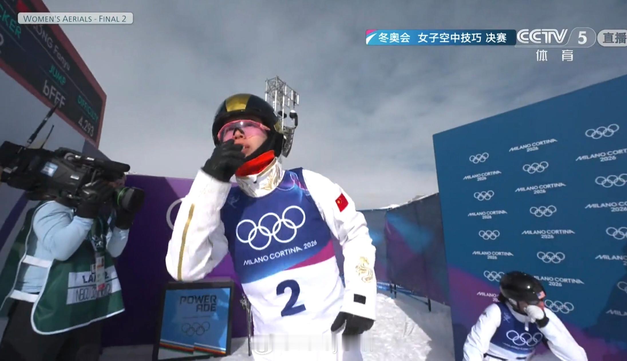 米兰冬奥会女子空中技巧决赛第二轮，邵琪101.90分，徐梦桃112.90分，孔凡