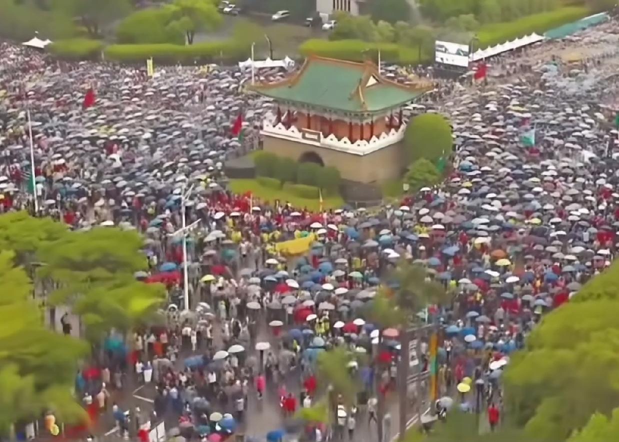 台湾为何抗议活动必选凯达格兰大道？
一条路，名字变了，但根还在。
【台湾的根，从
