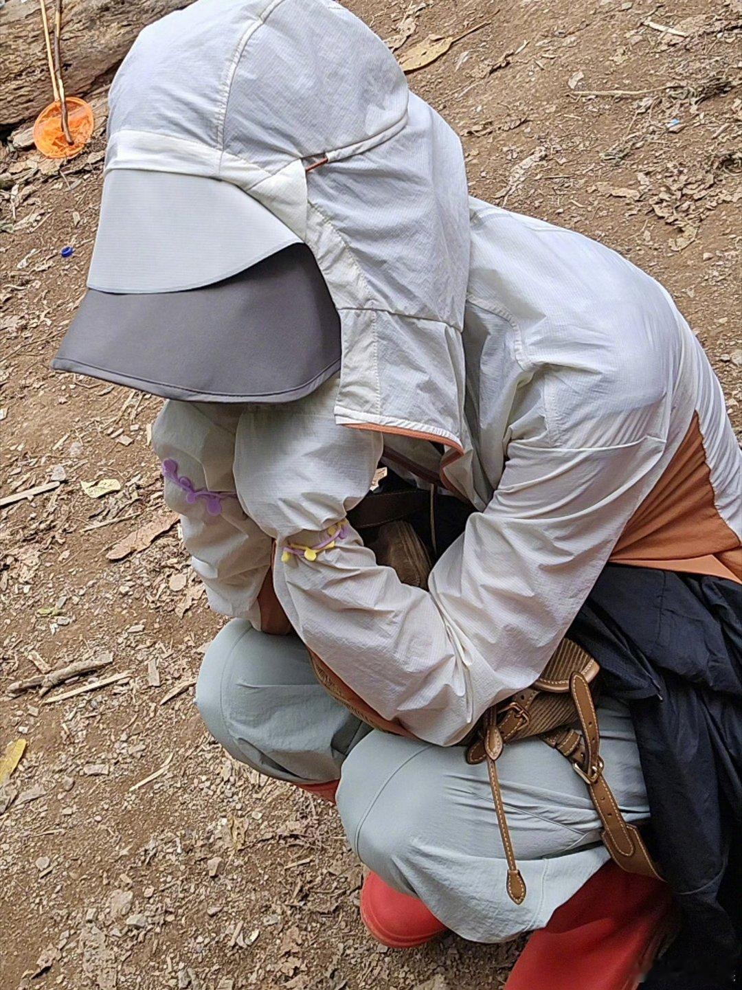 张碧晨养蜂穿搭张碧晨把防晒焊在身上了张碧晨这防晒穿搭也太会了！养蜂人造型直接焊在