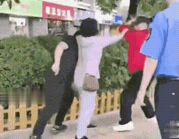 出门在外，千万不要拿生命去挑战一个变老的狂徒！不是说现在老人变坏了，而是目无法纪