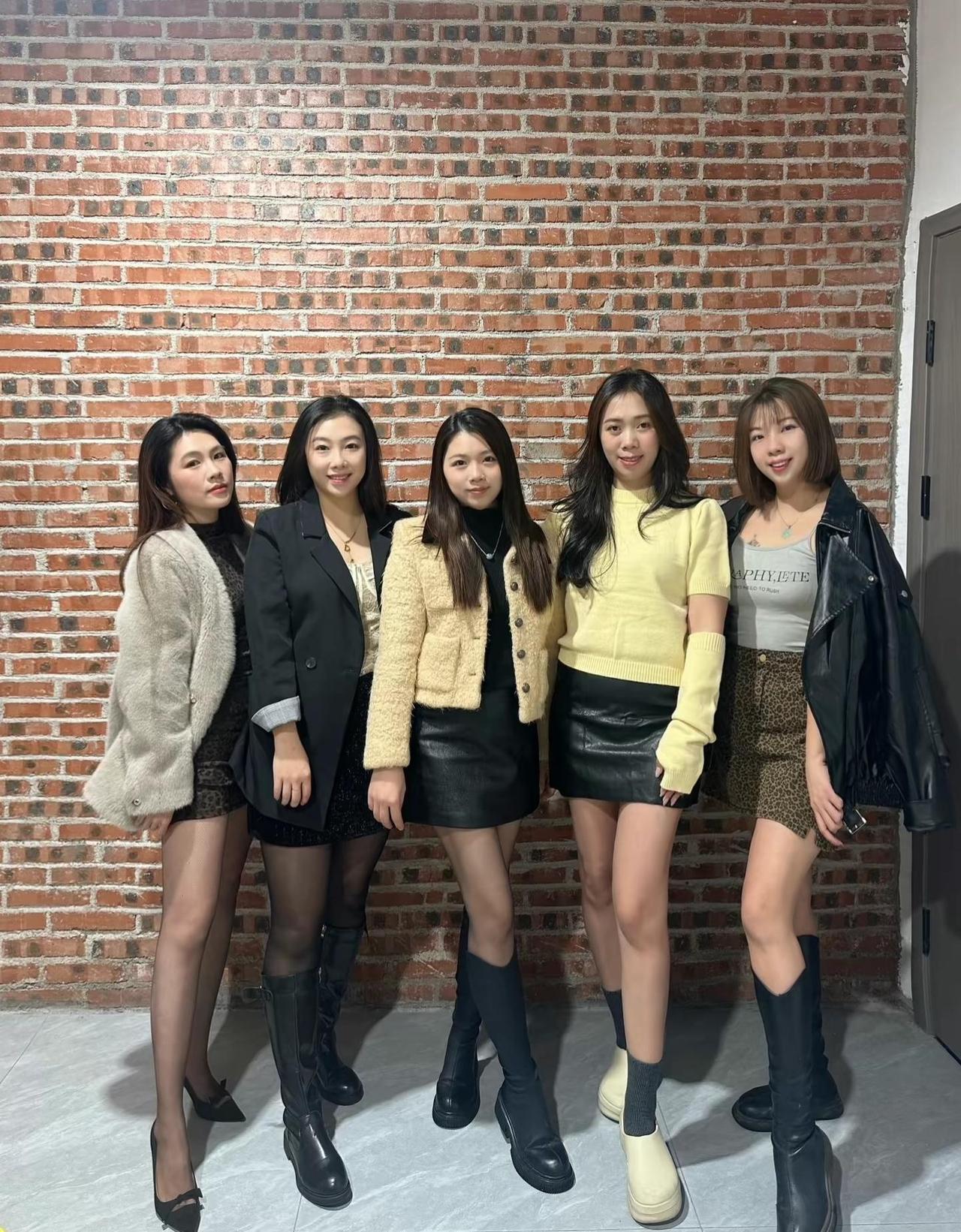 姐妹间的聚会姐妹小聚餐厅