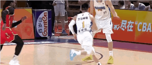 这球被盖了没？
周琦想要隔扣徐昕，只可惜最后时刻，在球即将灌入篮筐时，被徐昕一手