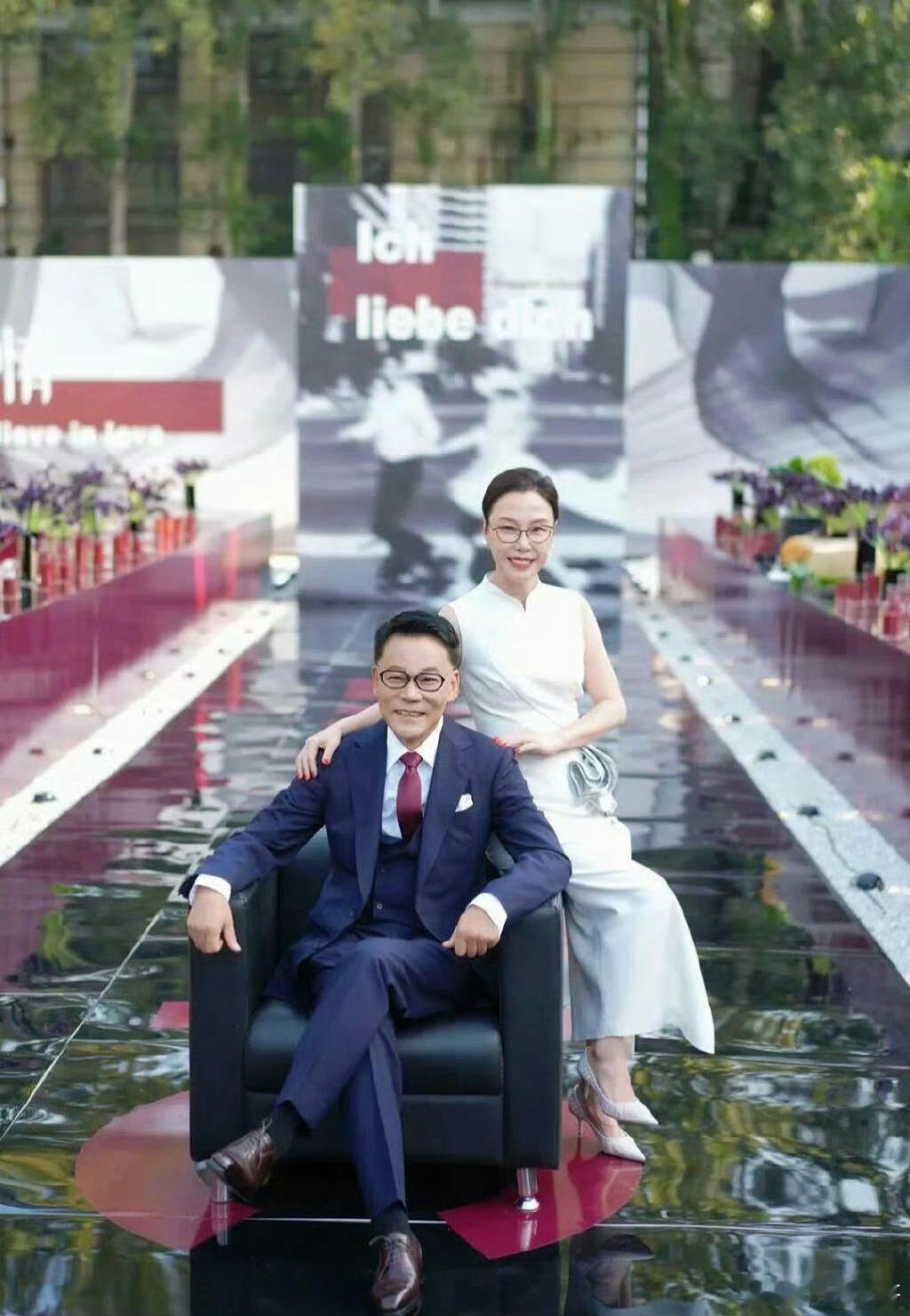 当当网创始人李国庆大婚虽经历过公司争夺之战，但别放弃，老李依旧相信爱情！[心][