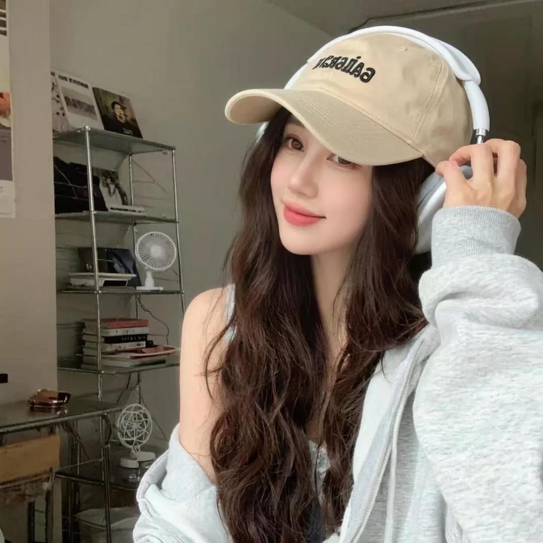 舒适休闲的宅家时光，戴上耳机，享受音乐。宅家独处状态 居家惬意感 戴耳机听声音 