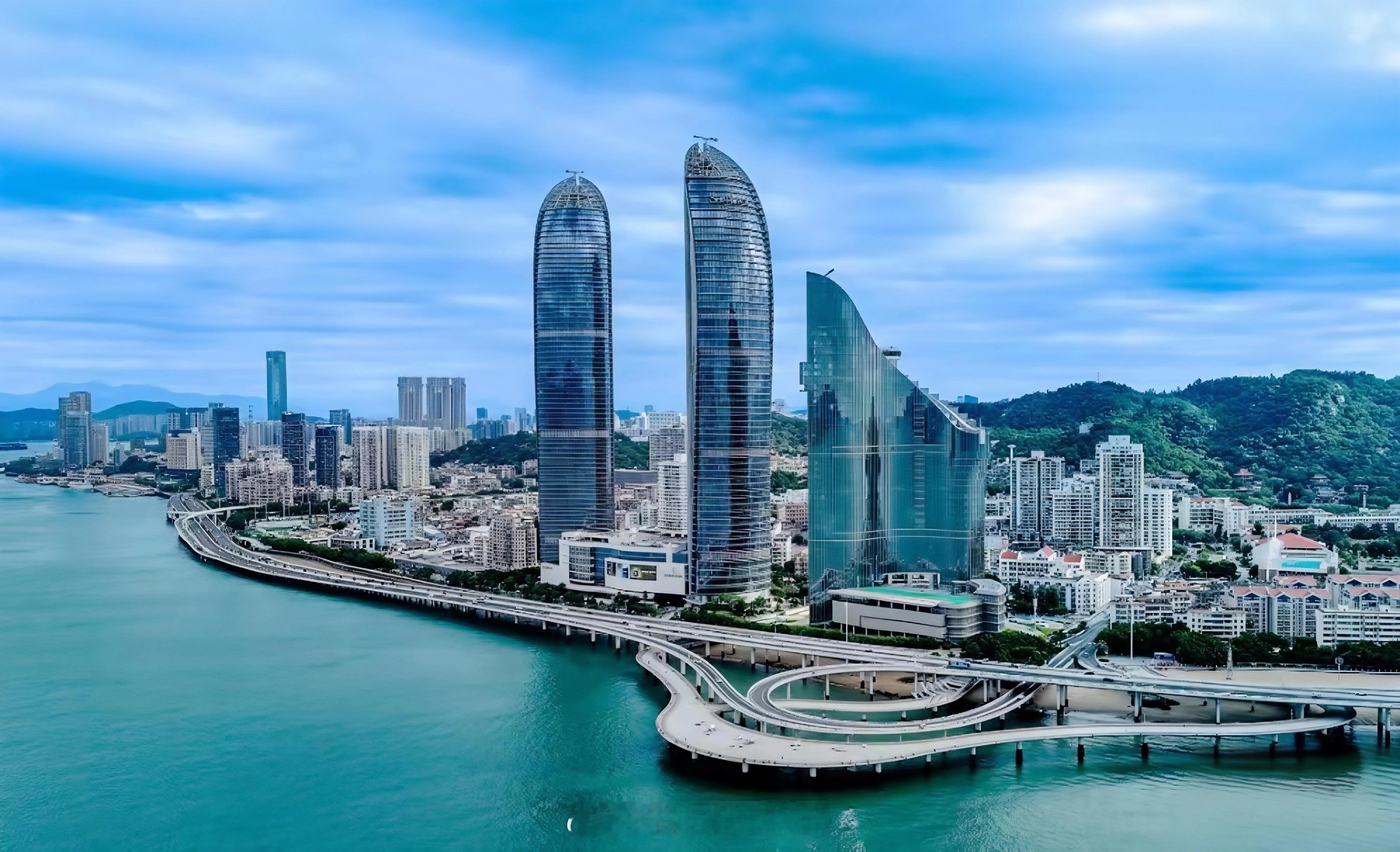 厦门正在更新你的未来生活 漫步厦门，科技感如海风般浸润日常。在环岛路的科创园区，