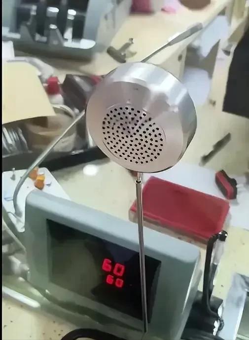 湖南娄底，女子去银行取300元现金，银行柜员通过点钞机确认60张后递给女子，结果