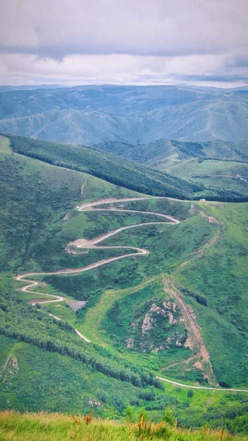 上联：弯弯曲曲山间路，
下联：层层叠叠雾中峰，
下联：水水林林亭外云。