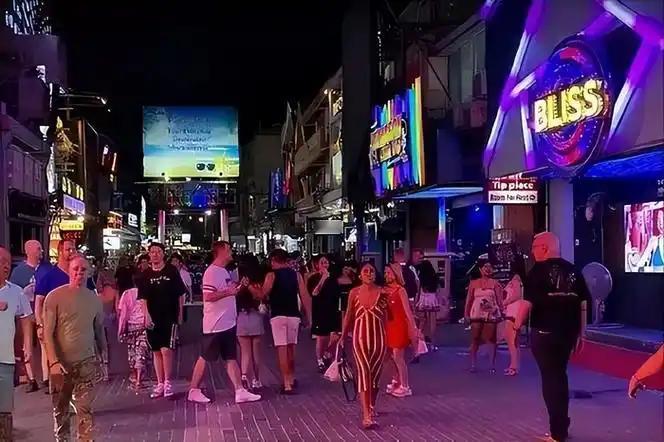 [太阳]林肯号结束泰国停靠后，于9月6日上午离港。

这次持续5天的靠港行程，除
