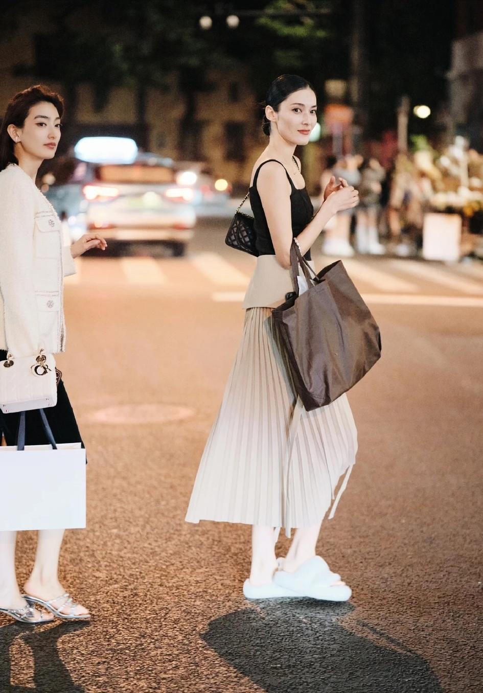 人如果长期不顺，就会逐渐自卑。
因为他无法从灵魂深处，说服自己that，我不是被