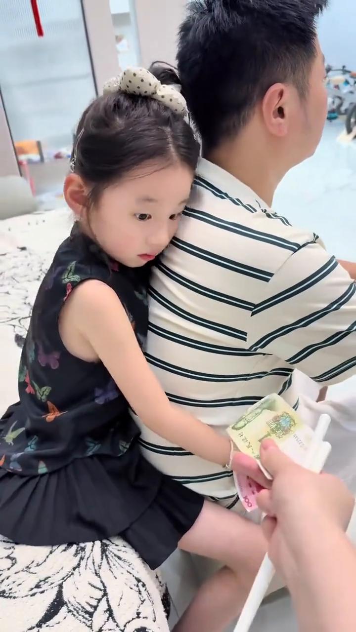 爸爸的小棉袄。
爸爸的小棉袄。