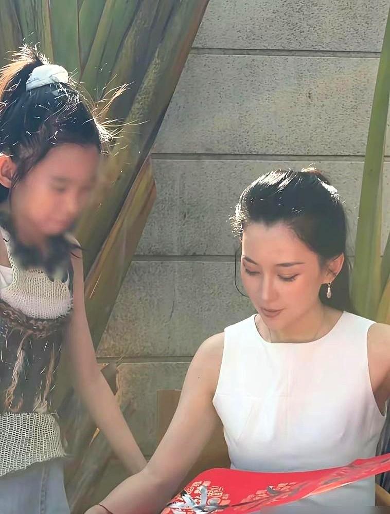 同样是汪峰的前任，一个活成了自己的大女主，另一个却把自己活成了一出连续剧。

汪