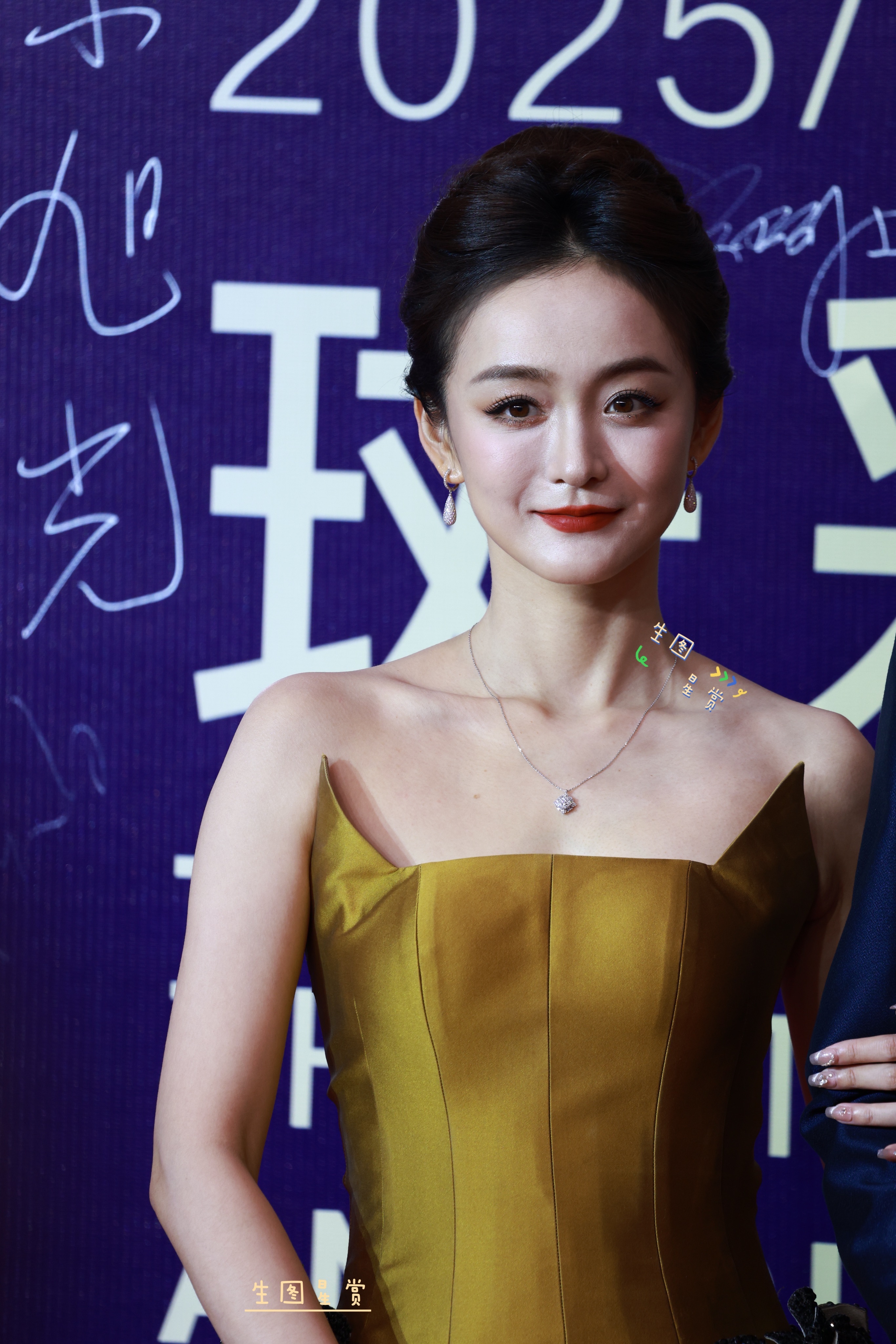 何泓姗红毯金色礼服好耀眼，折腰 里的大乔明媚肆意 新时代国际电视节 ​​​