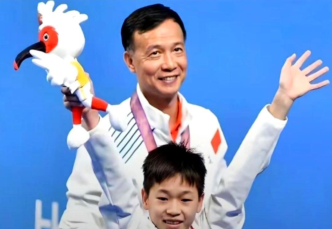 国庆别人刷手机，她在跳水馆练207C。
难度从3.3涨到3.4，别人怕摔，她怕练