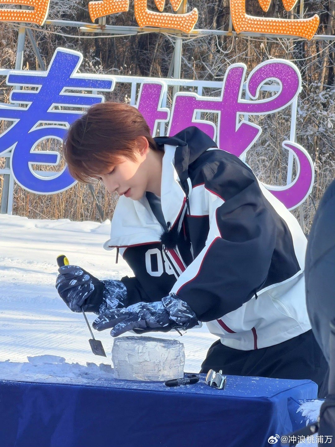 刘宇不语只是一味凿冰好六长春录制路透🈶刘宇不语只是一味凿冰，谁家凿冰凿出偶像剧