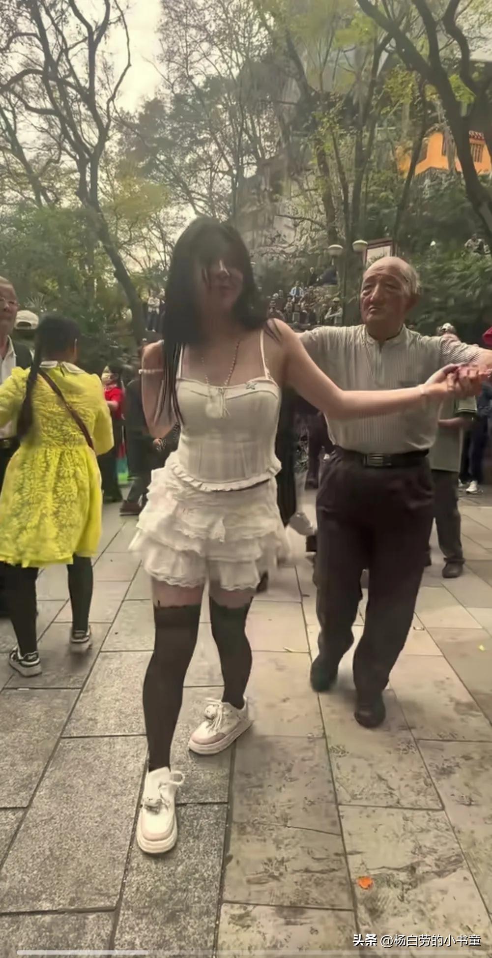 现实版的“老牛吃嫩草”
跳支舞不过是逢场作戏
可那老头却始终念念不忘
这把年纪的