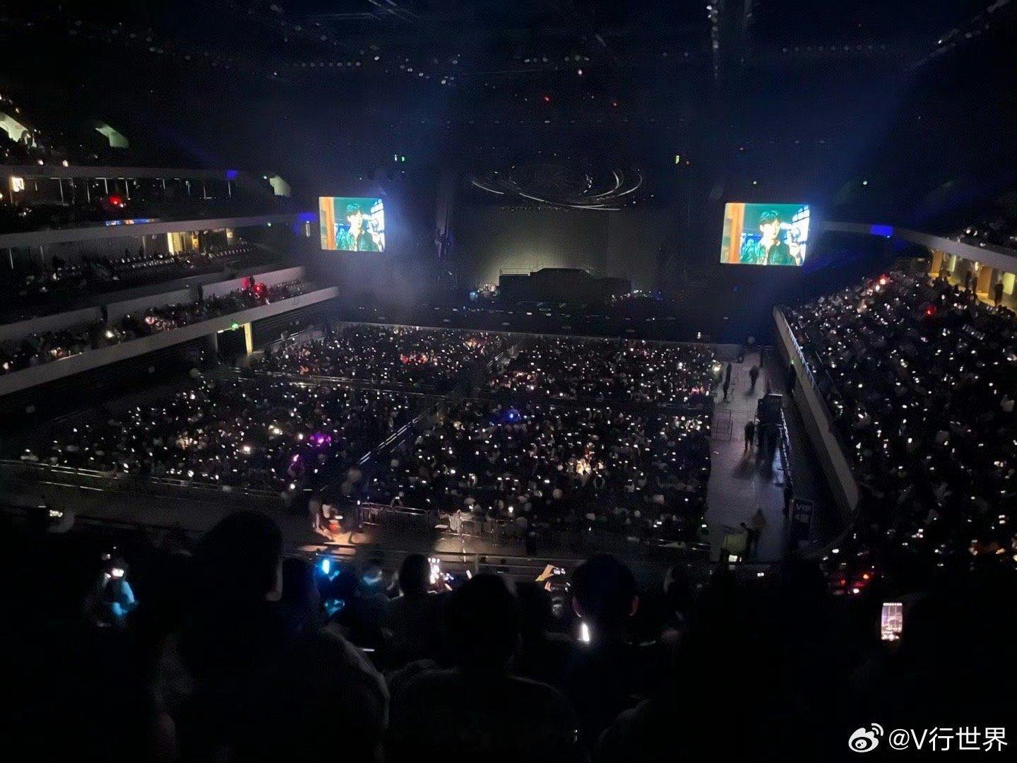 王赫野演唱会深圳站 王赫野用一场高水准的演出，回应了深圳乐迷的滚烫期待。从舞台设