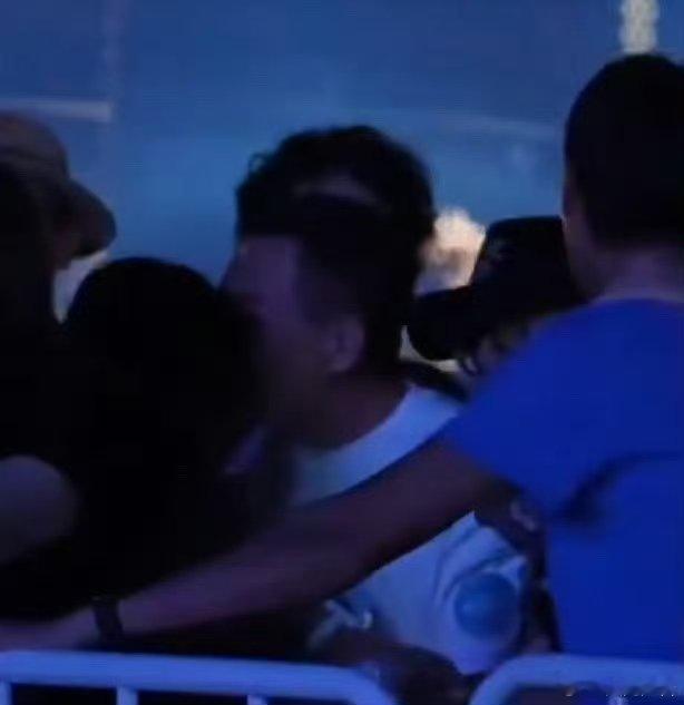 另一白衣男子疑似亲了陈粒还有网友注意到画面里，另有白衣男子也有亲吻陈粒的镜头，这