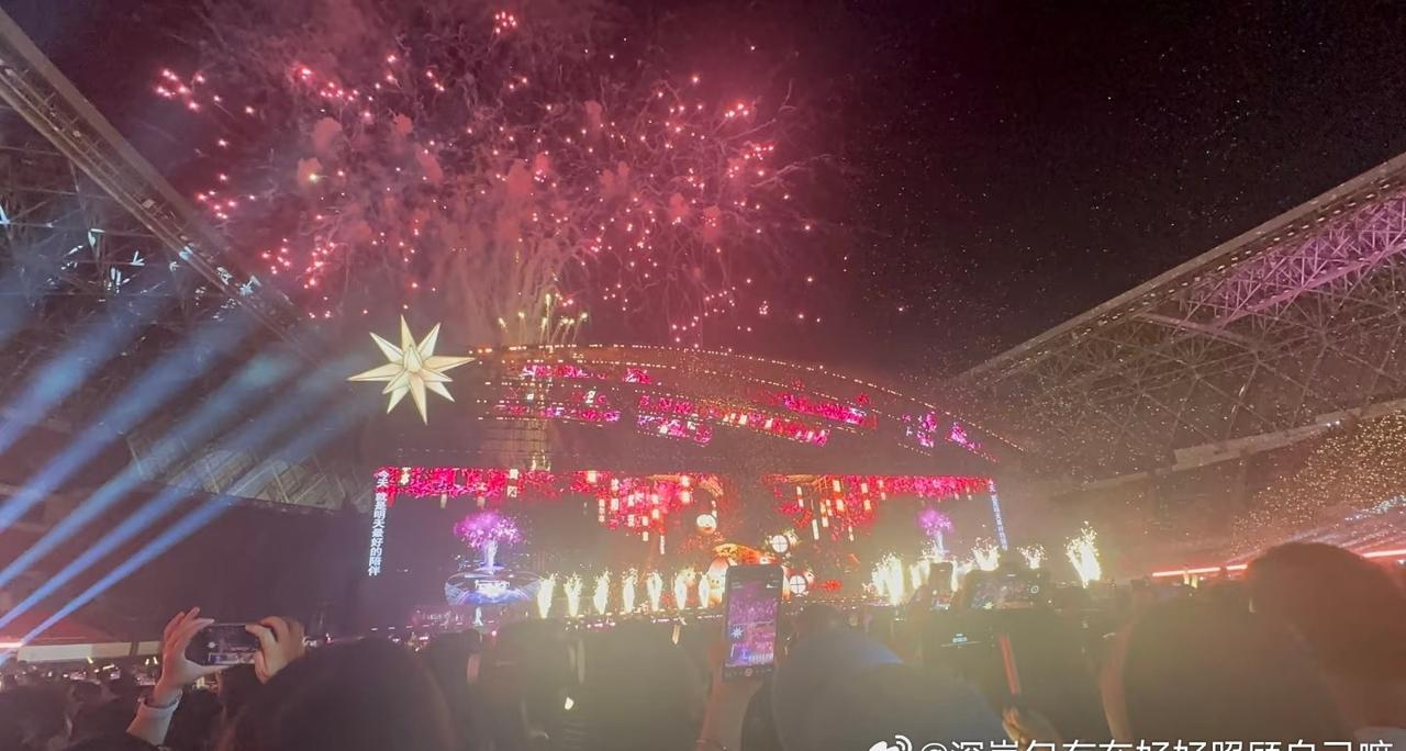 像做了两场盛大的梦🥹
再次去见了耳机里的人[抱一抱]
看着舞台亮起、烟火升空的