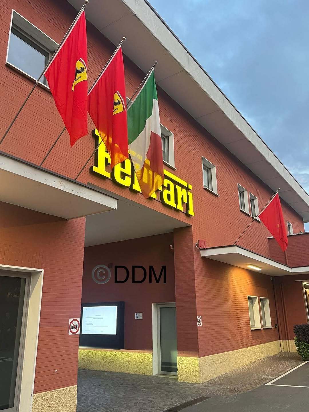 好消息：法拉利总部马拉内罗门口已经插上了三面小红旗🚩坏消息：三面小红旗🚩和F