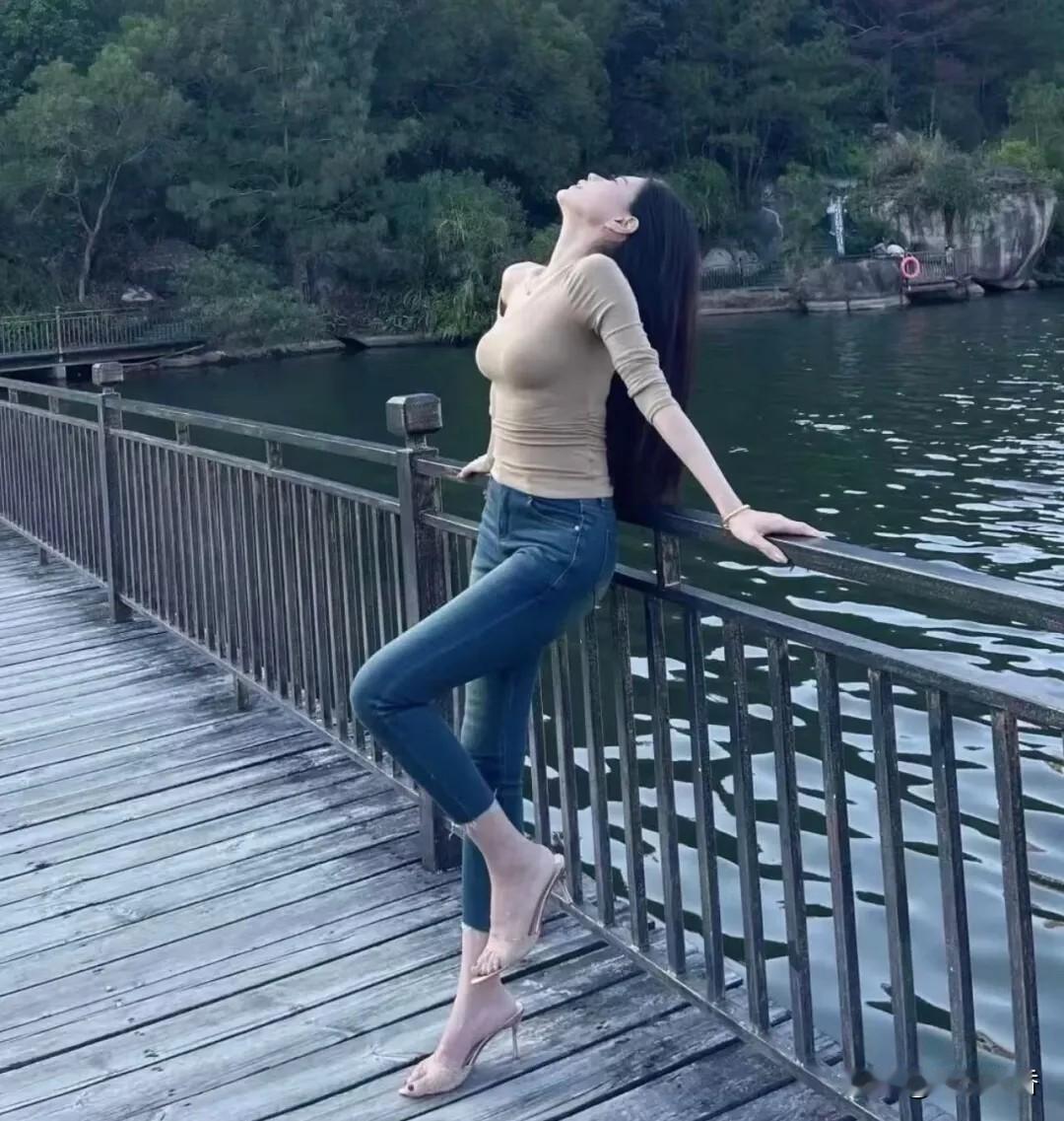 在湖边享受宁静时光，微风拂面，心情舒畅。