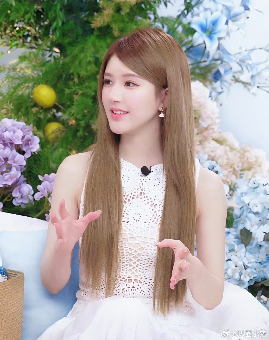 赵露思今天直播截图，太萌啦