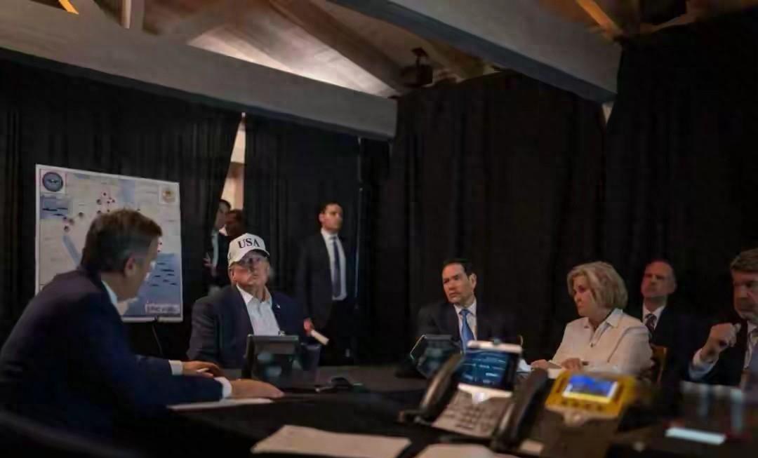 特朗普要哭死了！美国对伊朗狂轰乱炸、搞制裁，竟然亲手毁掉了美元的霸权根基！

俄