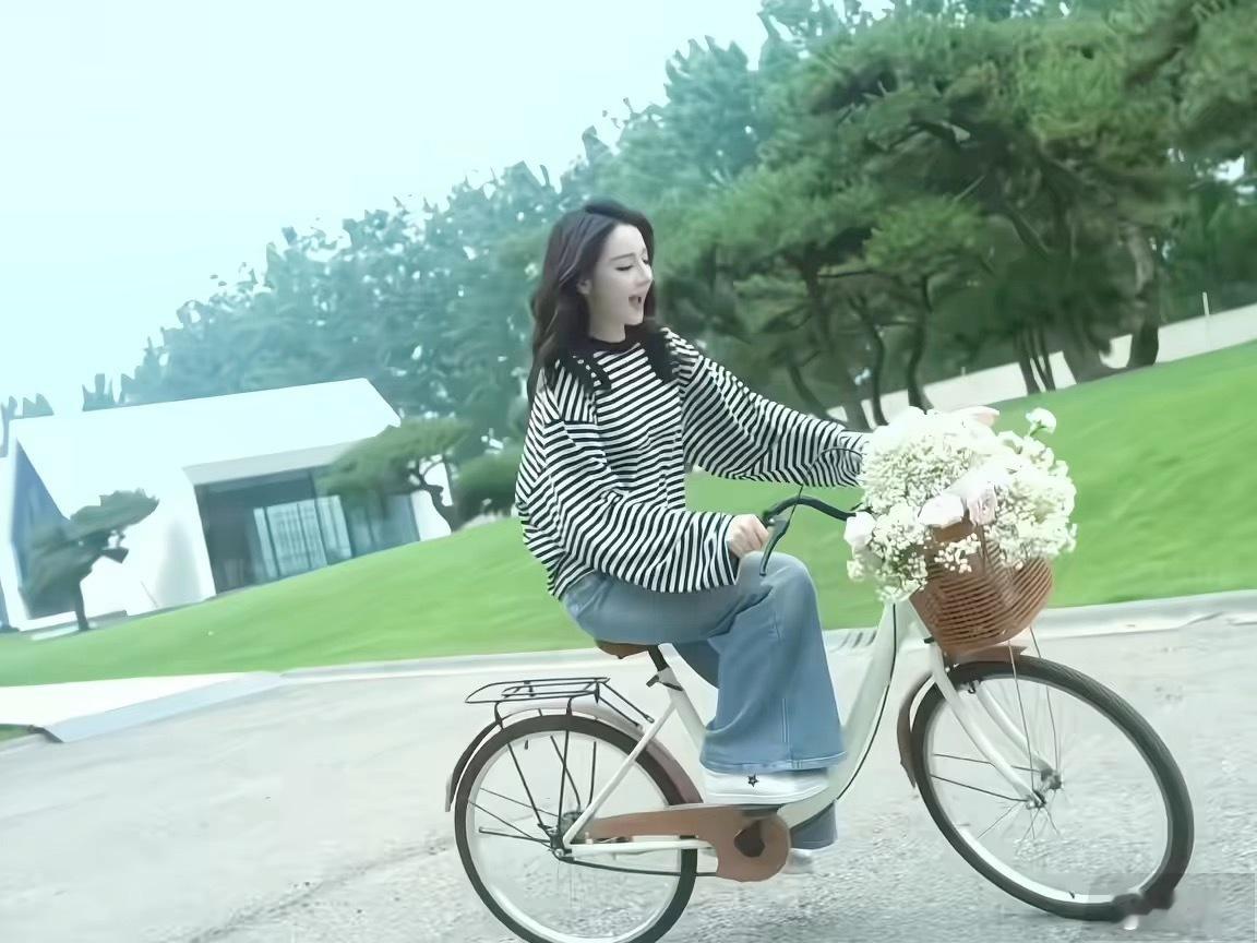 迪丽热巴柿子红短T我的女友和我一起骑车记录的日常，期待迪丽热巴电影功夫女足 