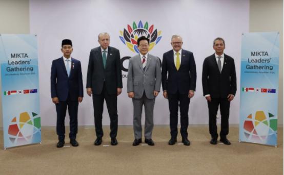 11月22日，南非约翰内斯堡。
韩国、墨西哥、印尼、土耳其和澳大利亚宣布组成“中