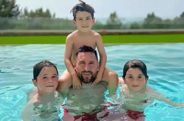 梅西，在家门口游泳的感觉是否非常棒呢？[what][what]可惜的是阳气太重了