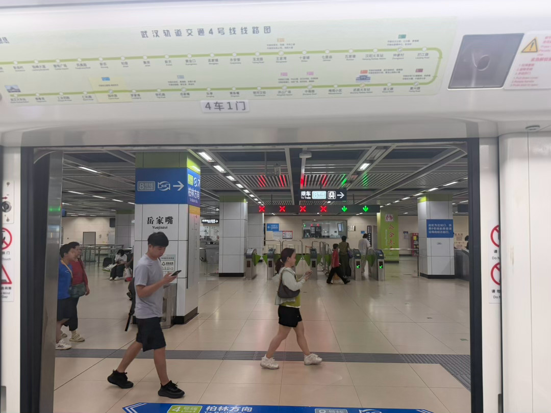 一个人坐个地铁去收一台小车车，碰到大爷给他让个坐。总有一天我们也会变老，盲猜我去