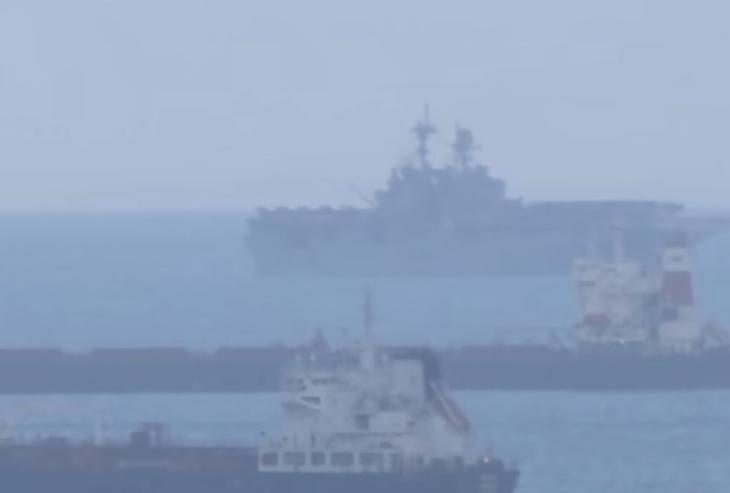 新加坡附近的监控摄像头显示，3 月 17 日，美国海军 “的黎波里” 号两栖攻击